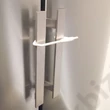 Két szárnyú szekrényajtóra szerelhető gyerekbiztonsági zár
