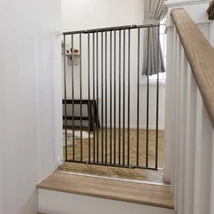 dogspace charlie ajtórács falra szerelve lépcsőnél