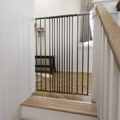 dogspace charlie ajtórács falra szerelve lépcsőnél