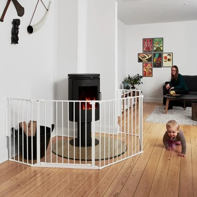 babydan fehér biztonsági rács kandalló köré