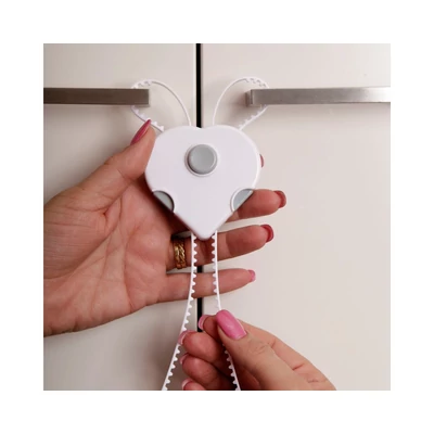 Dreambaby Flexi-Lock multi-touch nyitó mechanizmus közelről