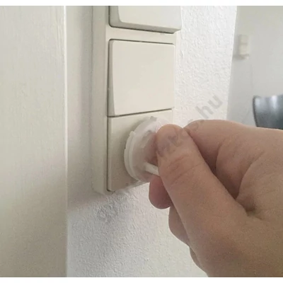 Konnektorvédő vakdugó használat közben konnektorban