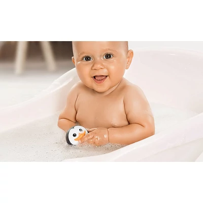 MyHappyPingu fürdőjáték úszik a víz felszínén